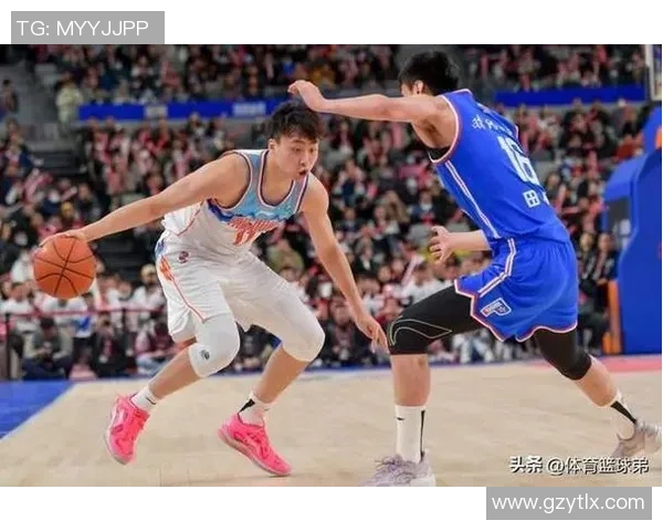 齐麟的崛起与挑战：从篮球新星到职业生涯的转折点分析