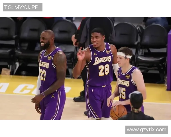 国王队与湖人激战正酣NBA季后赛精彩对决引发球迷热议