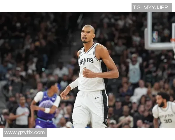 科林塞克斯顿的篮球之路：从新秀到全明星的成长历程与挑战