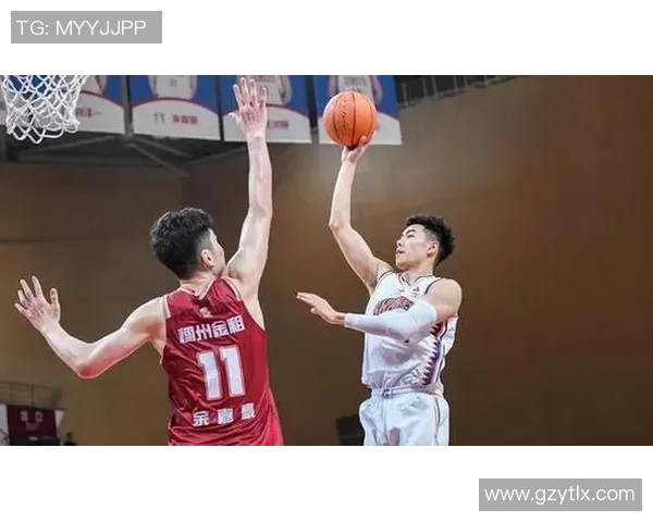 上海篮球队团队协作引发热议球迷对战术配合和球员默契提出不同看法 上海篮球队团队协作引发热议球迷对战术配合和球员默契提出不同看法
